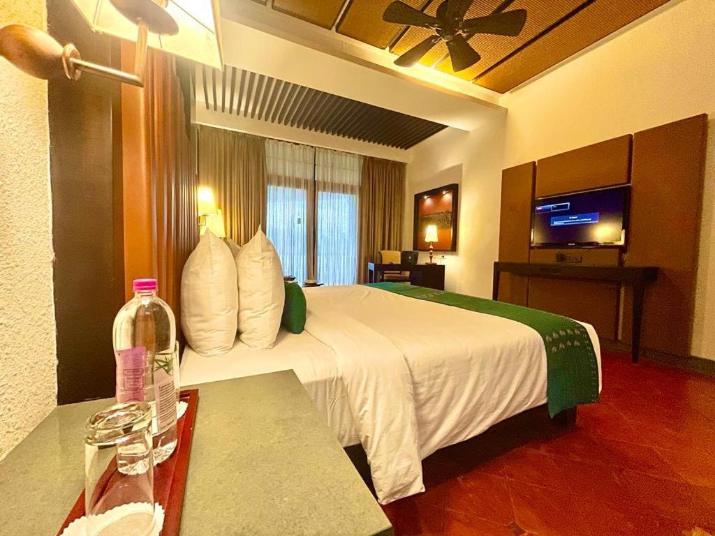 Plumeria Lake Resort & Spa Vayalar Bagian luar foto